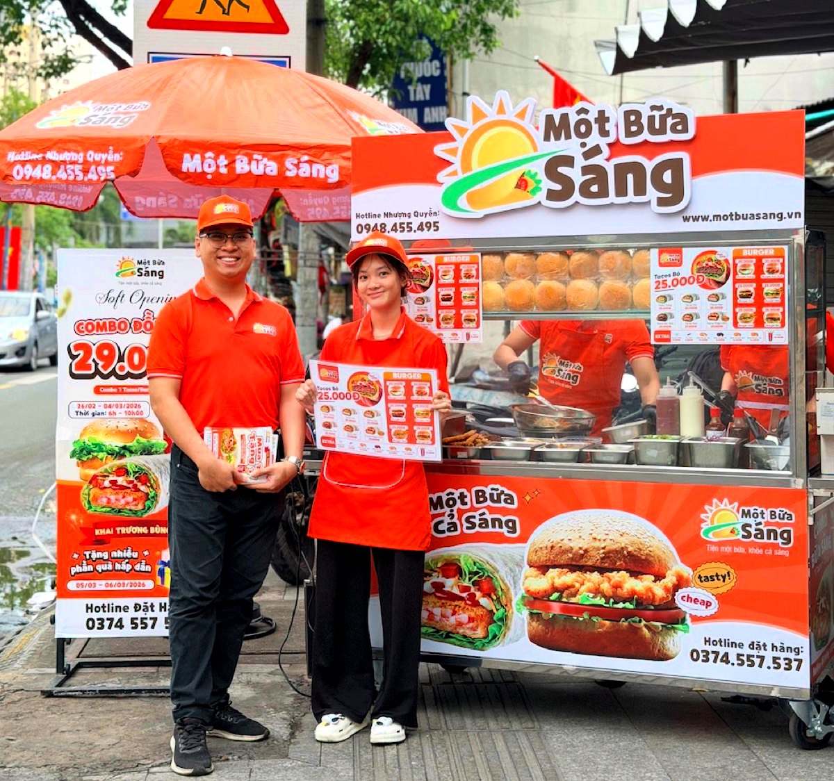 Điểm bán Một Bữa Sáng với nhân viên và khách thật